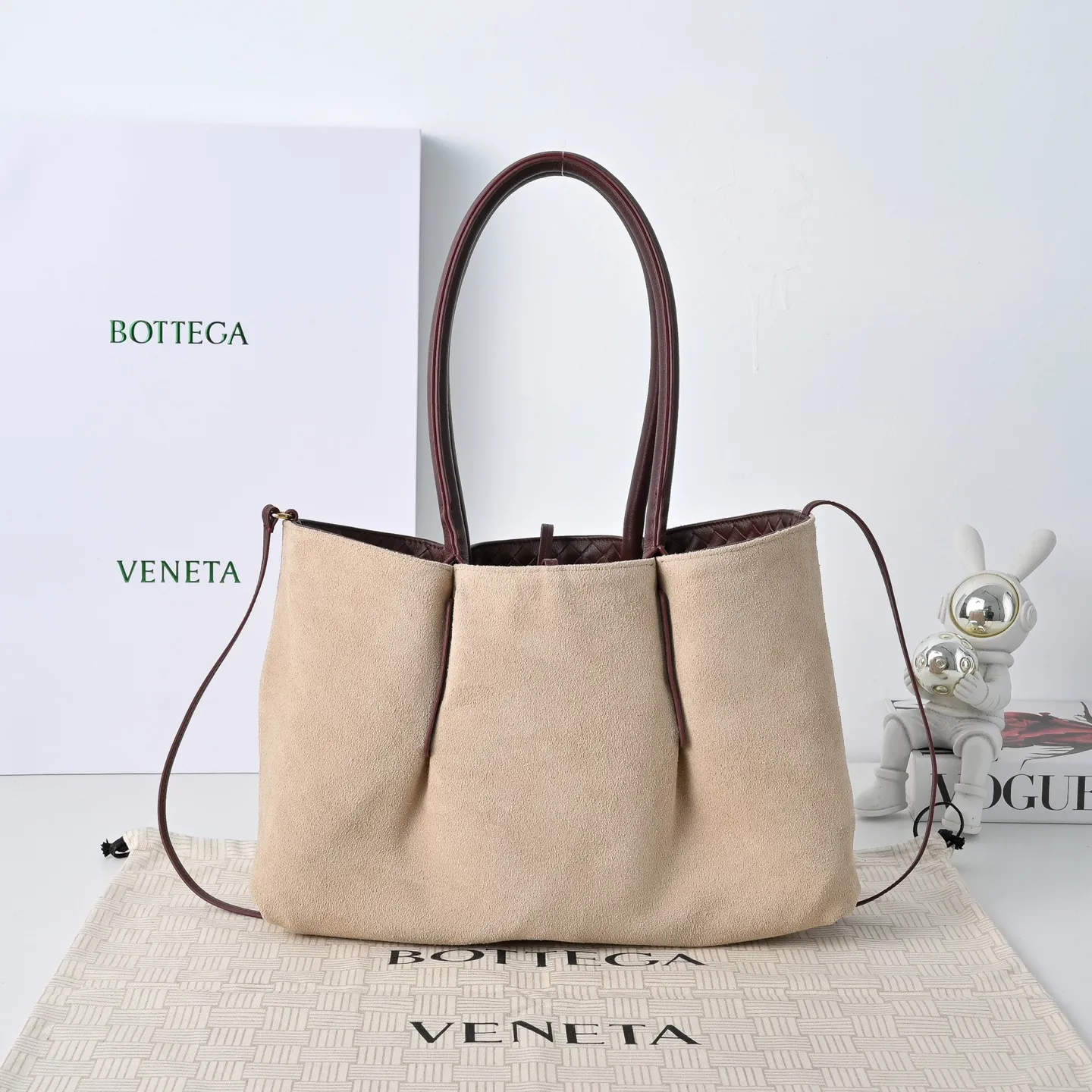 Batch 1860 Bv 2025 early spring series Pinacoteca medium tote handbag. The front is made of classic Intreccia woven cow leather. It is low-key and luxurious. The flip side is made of warm suede. It instantly switches to a lazy and casual style. It has a large interior capacity. It is no pressure to carry a computer for commuting. It is also thoughtfully matched with a small detachable bag. It is full of security. The woven texture is so delicate that you can't put it down. The highlight is that it is super versatile. Come and get your new bag😝 Model: 4371 Size: 34*20*14cm
